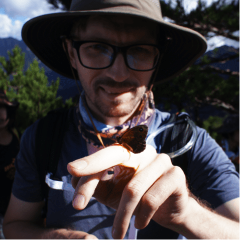 Helping Hands – Iven Di