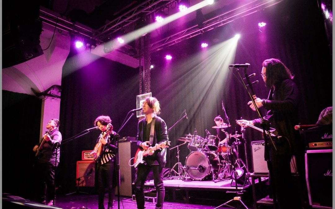 Helping Hands – 飛鴻 Faye Hong