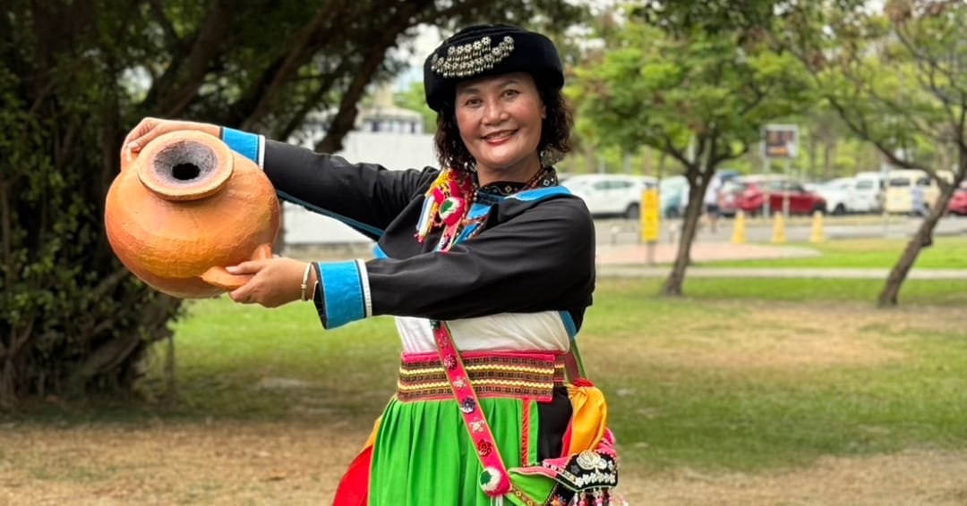 Helping Hands –  黃愛花